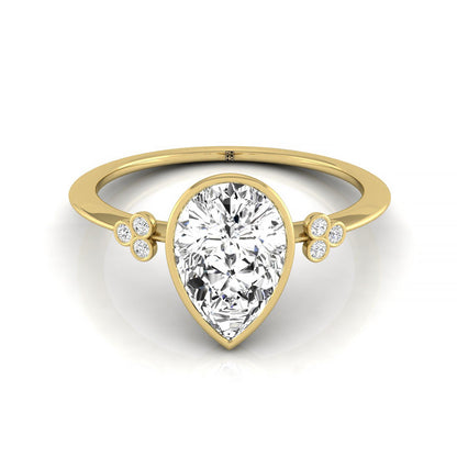Clover Bezel Accent Solitaire Princess, in 18K Yellow Gold – front view | RockHer